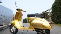 Tak cuma bodi glamor, ruang mekanis Vespa Primavera ini juga mengadopsi Polini 130cc dengan knalpot khusus yang dibuat untuk motor ini.