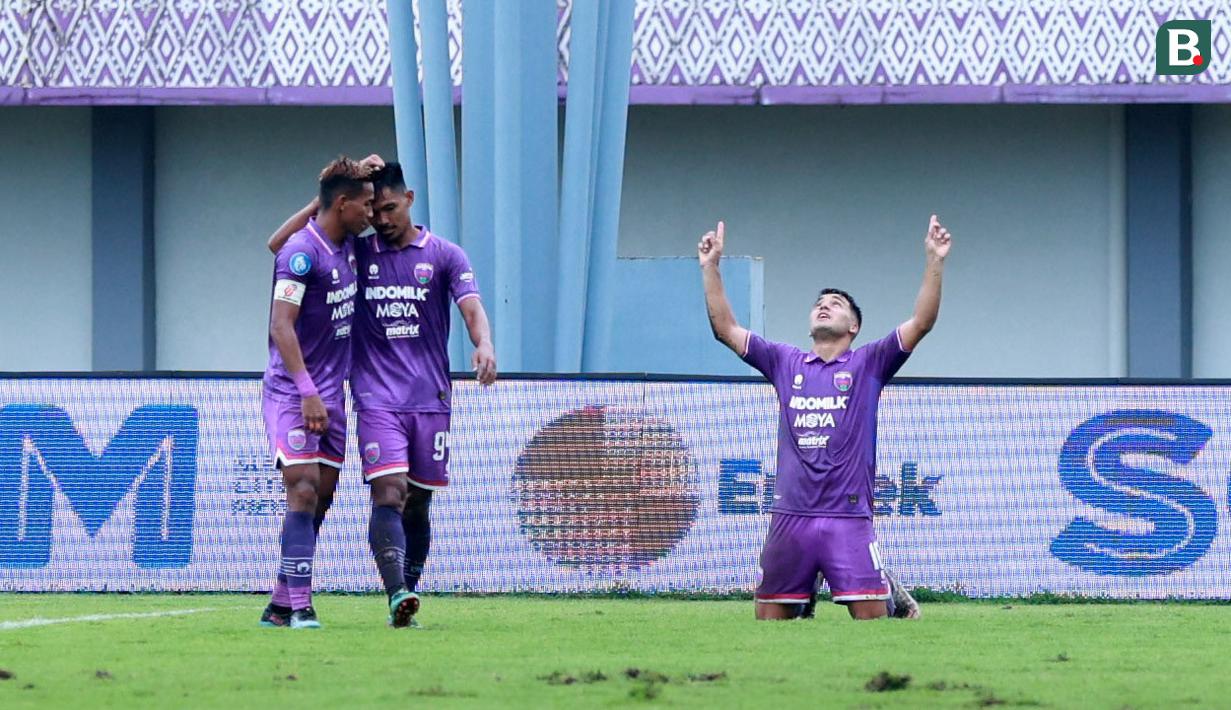 Pemain Persita Tangerang, Ezequiel Vidal, melakukan selebrasi setelah mencetak gol ke gawang PSS Sleman pada laga pekan ke-28 BRI Liga 1 2022/2023 di Stadion Indomilk Arena, Tangerang, Kamis (2/3/2023). Persita menang dengan skor 2-1. (Bola.com/M Iqbal Ichsan)