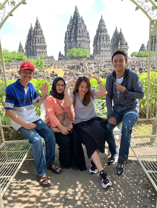 Momen kebersamaan Melati bersama keluarganya berlibur di Candi Borobudur. Di sela kesibukannya bertanding bulu tangkis, ia selalu mempunyai waktu untuk berlibur bersama keluarga. (Liputan6.com/IG/@melatidaeva)