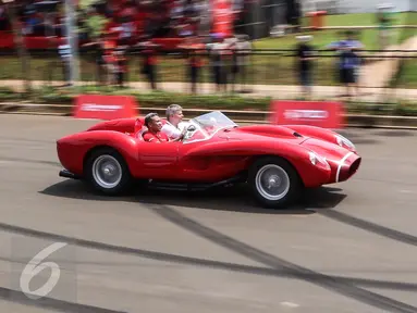 Mobil Ferrari klasik melaju kencang mengelilingi sirkuit sepanjang 3,2 kilometer dalam Ferrari Festival of Speed di BSD City, Tangerang Selatan, Minggu (23/04). Sebanyak 10 mobil Ferrari klasik turut meramaikan festival ini. (Liputan6.com/Fery Pradolo)