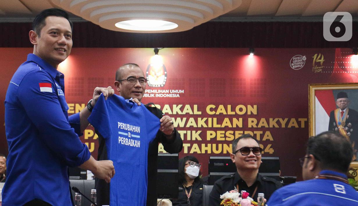 Ratusan kader pun turut bersorak menyanyikan yel-yel menyambutnya. (Liputan6.com/Herman Zakharia)