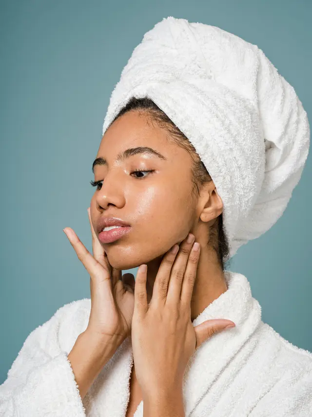 4. Melewatkan Area Leher dan Dada