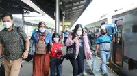 Suasana penumpang kereta api turun di Stasiun Kejaksan Cirebon. (Istimewa)