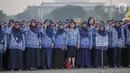 Aparatur Sipil Negara (ASN) memberi hormat bendera saat mengikuti upacara peringatan Hari Lahir Pancasila di Monas, Jakarta, Sabtu (1/6/2019). Upacara yang dipimpin langsung oleh Gubernur DKI Jakarta Anies Baswedan diikuti ASN serta perwakilan organisasi masyarakat. (Liputan6.com/Faizal Fanani)