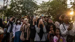 Ratusan warga Surabaya memenuhi kawasan  Pura Segara, Kenjeran hingga Jalan Raya Kenjeran untuk menyaksikan pawai ogoh-ogoh yang baru dilakukan kembali usai pandemi Covid-19. (AFP/Juni Kriswanto)