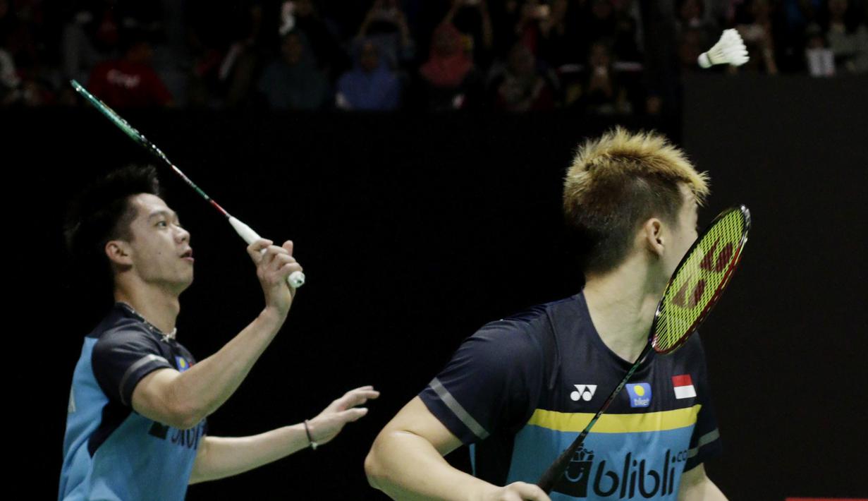 Pasangan Indonesia, Kevin Sanjaya/Marcus Gideon, saat melawan Mohammad Ahsan/Hendra Setiawan, pada laga Indonesia Masters 2019 di Istora, Jakarta, Minggu (27/1). Kevin/Marcus menang 21-17, 21-11. (Bola.com/M Iqbal Ichsan)