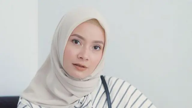Hijab segi empat ala Dharu Rembulan