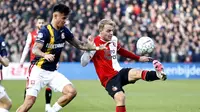 Mees Hilgers (kiri) dari Twente bersaing dengan Thomas van den Belt (kanan) dari Feyenoord selama pertandingan sepak bola Eredivisie Belanda antara Feyenoord dan FC Twente di Feyenoord Stadion de Kuip pada 28 Januari 2024 di Rotterdam. (MAURICE VAN STEEN / ANP / AFP)