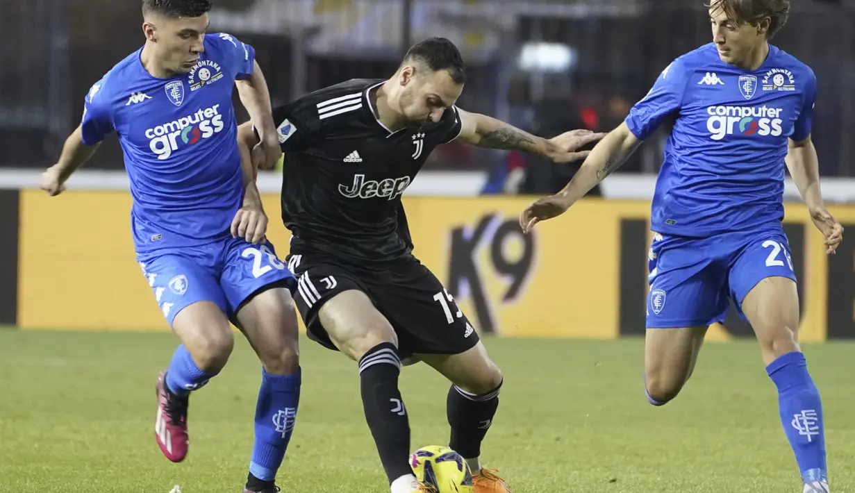 Juve masih tertinggal satu angka dari AS Roma di atasnya. (Marco Bucco/LaPresse via AP)