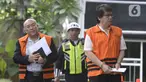 Pejabat Pembuat Komitmen Dinas PU Kabupaten Sidoarjo, Judi Tetrahastoto (kiri) dan mantan Kepala Dinas Pengelolaan Keuangan dan Aset Daerah (DPKAD) Kota Bandung, Herry Nurhayat (kanan) akan menjalani pemeriksaan di Gedung KPK, jakarta, Selasa (4/2/2020). (merdeka.com/Dwi Narwoko)