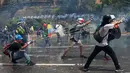 Demonstran anti-Presiden Venezeula Nicholas Maduro bersiap melemparkan sebotol tinja dengan ketapel raksasa ke arah pasukan keamanan di Caracas, 10 Mei 2017. Senjata tinja itu dinamakan dengan sebutan “koktail Poopootov” (AP Photo/Fernando Llano)