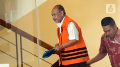 Mantan anggota DPRD Kota Bandung Kadar Slamet saat tiba di Gedung KPK, Jakarta, Jumat (21/2/2020). Kadar akan menjalani pemeriksaan pertama sebagai tersangka terkait dugaan korupsi pengadaan tanah untuk ruang terbuka hijau di lingkungan Pemkot Bandung Tahun 2012-2013. (merdeka.com/Dwi Narwoko)