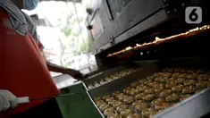 Pekerja saat memanggang kue kering di sebuah industri rumahan di Kawasan Kwitang, Jakarta, Jumat (30/4/2021). Pandemi Covid-19 yang masih terjadi berimbas pada industri rumahan kue kering tersebut. (Liputan6.com/Faizal Fanani)