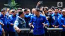 Ketum Partai Demokrat Agus Harimurti Yudhoyono berbincang saat menerima kedatangan Gubernur DKI Anies Baswedan memberikan keterangan di DPP Partai Demokrat, Jakarta, Jumat (7/10/2022). Kunjungan Anies ke Demokrat ini merupakan yang pertama setelah diusung sebagai calon presiden (capres) Pilpres 2024 oleh Partai NasDem. (Liputan6.com/Faizal Fanani)