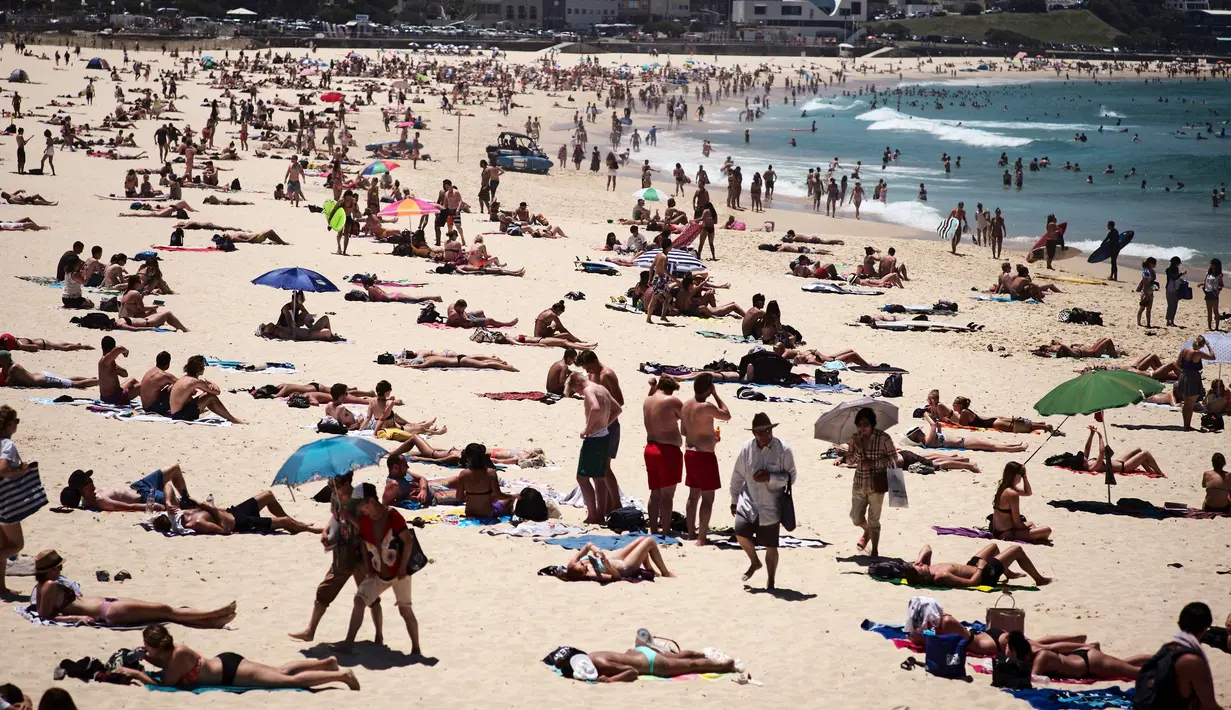 Warga Australia menghabiskan waktunya di pantai Bondi Sydney selama gelombang panas yang melanda wilayah Australia, (20/11/2015). Badan Meteorologi Australia mencatat suhu mencapai lebih dari 40 derajat celsius dan akan meningkat. (REUTERS/Jason Reed)