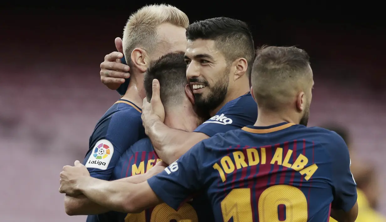 Pemain Barcelona, merayakan gol yang dicetak Lionel Messi, ke gawang Las Palmas pada laga La Liga Spanyol, Minggu (1/10/2017). Barcelona menang 3-0 atas Las Palmas. (AP/Manu Fernandez)