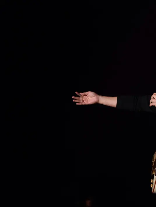 Tak lupa juga, para personel Naif yang digawangi oleh  Emil, David, Jarwo, Pepeng, menyapa para penikmat musik jazz terlebih dahulu. (Andy Masela/Bintang.com)