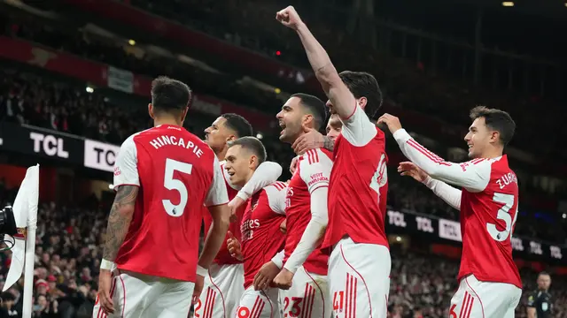 Para pemain Arsenal merayakan gol