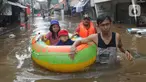 Petugas mengevakuasi anak-anak korban banjir menggunakan perahu karet di kawasan Karet Pasar Baru Barat, Jakarta, Selasa (25/2/2020). Banjir yang terjadi sejak subuh akibat luapan Kanal Banjir Barat tersebut merendam ratusan rumah hingga setinggi dua meter. (merdeka.com/Arie Basuki)