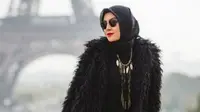 Jauh dari kesan kolot, begini gaya hijab aktris eksis ini begitu memukau. (Sumber foto: ratnagalih/instagram)