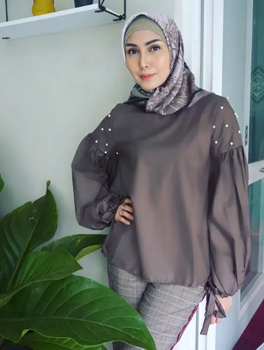 Istri Arie Untung, Fenita Arie saat berpose dengan mengenakan hijab. Sebagian besar warganet mendukung langkah Fenita dan mengatakan bahwa presenter tersebut tampak lebih cantik usai berhijab. (Instagram/ariekuntung)