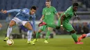 Pemain Lazio Felipe Anderson (L) berebut bola dengan pemain St Etienne Jean-Christophe Bahebeck  pada Laga Liga Europa UEFA antara Lazio vs Saint Etienne di Stadion Olympic Roma, Jumat(2/10/2015). Lazio menang tipis 3-2. AFP Photo / Andreas Solaro