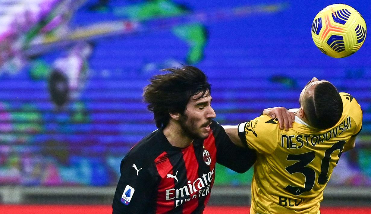 Sandro Tonali. Setelah semusim dipinjamkan oleh Brescia ke AC Milan, gelandang bertahan berusia 21 tahun ini dikontrak permanen mulai musim ini dengan biaya 6,9 juta euro. Selama semusim berseragam AC Milan, ia tampil dalam 37 laga. (Foto: AFP/Miguel Medina)