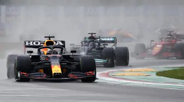 Pembalap Red Bull Max Verstappen memimpin pembalap Mercedes Lewis Hamilton dan pembalap Ferrari Charles Leclerc pada ajang balap F1 GP Emilia Romagna di Sirkuit Imola, Italia, Minggu (18/4/2021). Max Verstappen keluar sebagai juara diikuti Lewis Hamilton dan Lando Norris. (AP Photo/Luca Bruno)