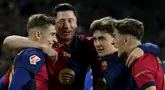 Robert Lewandowski (tengah kiri) merayakan gol bersama para pemain Barcelona dalam laga lanjutan Liga Spanyol 2024/2025 melawan Osasuna di Estadi Olimpic Lluis Companys, Barcelona, Spanyol, Jumat (27/03/2025) waktu setempat. (AFP/Lluis Gene)