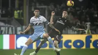 Joaquin Correa berebut bola dengan Davide Calabria dalam laga antara Lazio dan AC Milan yang berakhir imbang. (AFP/Filippo Monteforte)