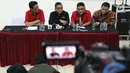Ketua DPP PDIP, Andreas Pareira (ketiga kiri) memberi keterangan terkait Kongres V PDI Perjuangan tahun 2019 di Jakarta, Kamis (1/8/2019). Kongres dilaksanakan di Bali pada 8 Agustus 2019 dan mengambil tema Solid Bergerak Untuk Indonesia Raya. (Liputan6.com/Helmi Fithriansyah)