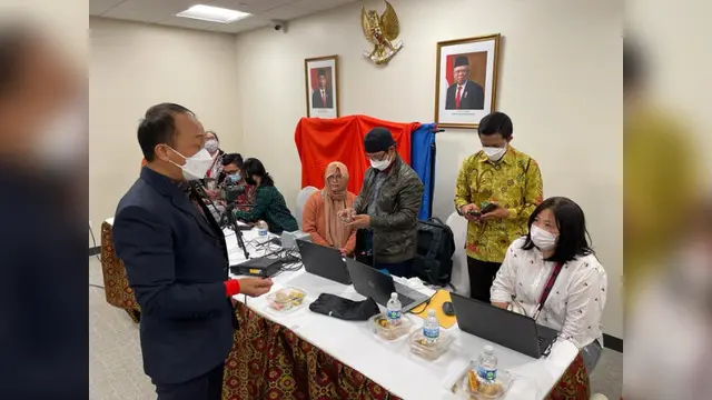 Proses pembuatan KTP untuk WNI di KJRI Chicago.