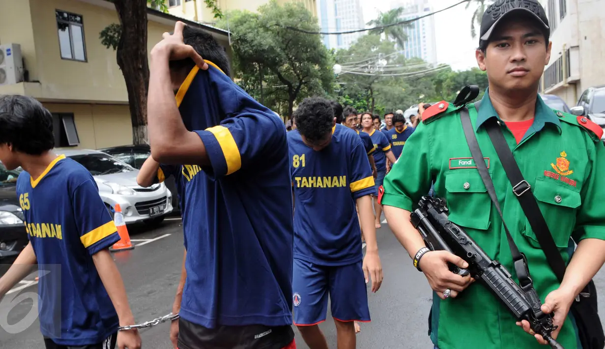 Petugas saat menggelandang 135 orang tersangka pengungkapan Narkoba oleh Ditresnarkoba, Jakarta (2/2). Ditresnarkoba Polda Metro Jaya beserta jajarannya mengungkap 106 kasus narkoba. (Liputan6.com/Helmi Afandi)