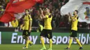 Para pemain Dortmund memberikan salam kepada fans usai melawan Benfica pada babak 16 besar Liga Champions di Luz stadium, Lisbon, (14/2/2017). Benfica menang 1-0.  (AP/Armando Franca)