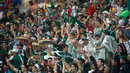 Ratusan suporter Meksiko bersorak merayakan kemenangan tim berjuluk El Tri atas Kamerun 1-0 di laga perdana penyisihan grup A Piala Dunia 2014 di Estadio das Dunas, Natal, Brasil, (13/6/2014). (REUTERS/Jorge Silva) 