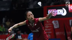 Tunggal putri Indonesia, Fitriani melakukan pukulan pertama saat melawan Kirsty Gilmour (Skotlandia) pada babak pertama Indonesia Masters 2018 di Istora Senayan, Jakarta, Rabu (24/1). Fitriani unggul 20-22, 21-15, 21-16. (Liputan6.com/Helmi Fithriansyah)