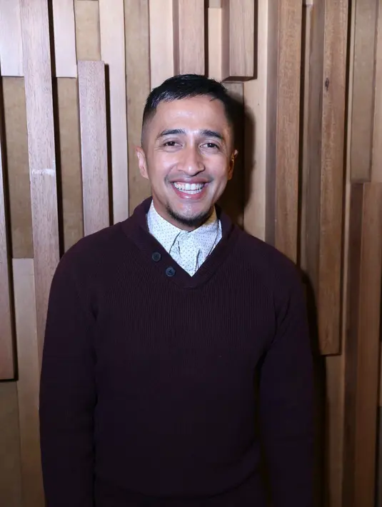 "hari ini ayah yang mendorong mu untuk beribadah mengelilingi ka'bah.. suatu saat nanti, ketika ayah semakin menua.. mungkin giliran ayah mu ini yang minta tolong didorongkan... maafkan ayah jika merepotkan mu... " tulis Irfan. (Nurwahyunan/Bintang.com)