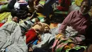 Warga Sinabung yang mengungsi di Los Pekan Tiga Ndreket dari Desa Mardinding. Seismisitas menunjukkan terjadi 18 kali gempa vulkanik dalam, 15 kali gempa. (AFP/Karishma Tarigan/wwn)