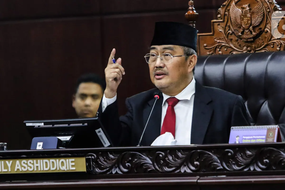 Sejumlah menteri, Istana, hingga Presiden Joko Widodo (Jokowi) merespons putusan Majelis Kehormatan Mahkamah Konstitusi (MKMK) menjatuhkan sanksi pemberhentian dari jabatan Ketua MK terhadap Anwar Usman terkait putusan uji materiil batas usia capres-cawapres.