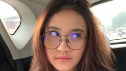 Putri Risma Nilawati ini dikenal suka memamerkan rambut panjangnya yang rapi terurai. Tak sedikit nerizen yang menyebut potretnya mirip penyanyi yang juga jadi kekasih Rizky Febian, Mahalini. (Liputan6.com/IG/@harleyavaprincy).