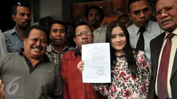 Pesinetron muda, Prilly Latuconsina menunjukkan surat bukti lapor di SPKT Polda Metro Jaya, Jakarta, Jumat (31/7/2015). Kedatangannya untuk melaporkan kasus foto bugil mirip dirinya yang beredar di dunia maya. (Liputan6.com/Panji Diksana)