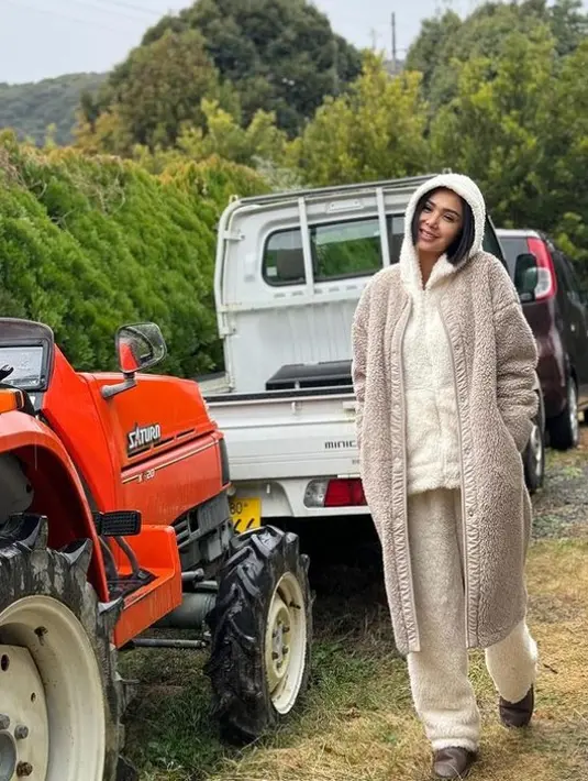 Yuni Shara yang mengenakan long coat, tampak seperti anak muda [Instagram/yunishara36]