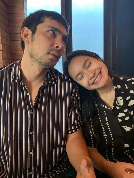 Walaupun usianya terpaut 20 tahun, akan tetapi ayah dan anak ini terliaht seperti adik kakak. (Foto: instagram.com/abimana_arya)