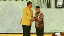 Ketua Umum DPP Golkar terpilih Airlangga Hartarto (kiri) bersalaman dengan Wakil Presiden Ma'ruf Amin saat penutupan Munas X Partai Golkar di Jakarta, Kamis (5/12/2019). Airlangga Hartarto terpilih kembali sebagai ketua umum Partai Golkar Periode 2019-2024 secara aklamasi. (Liputan6.com/Johan Tallo)