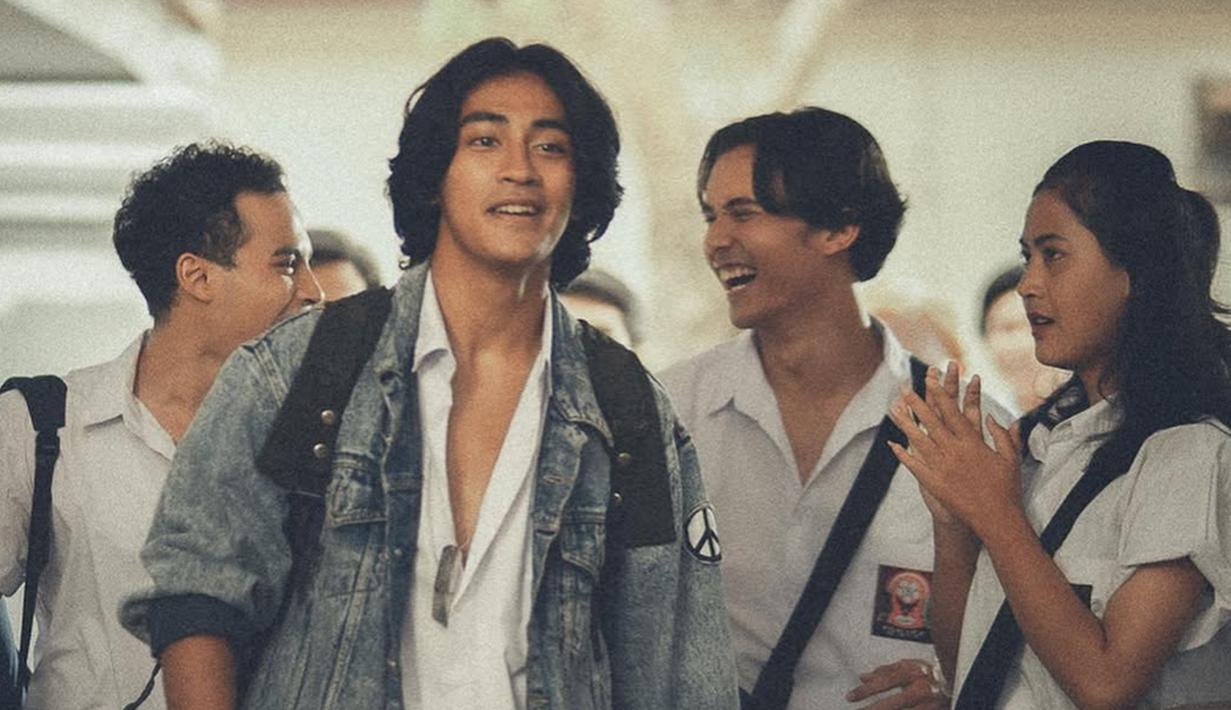 Memulai karier pada tahun 2013, Abidzar Al Ghifari sudah membintangi ragam judul sinetron. Ini adalah potretnya ketika syuting film Balada Si Roy pada 2023 lalu. Diketahui film tersebut menjadi pertamanya yang di mana ia didapuk sebagai pemeran utamanya. Adu akting dengan Febby Rastanty, Abidzar sukses membangun chemistry hingga sampai ke hati penonton. (Liputan6.com/IG/@abidzar73)