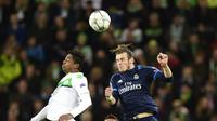 Duel antara pemain Wolfsburg, Bruno Henrique, dengan pemain Real Madrid, Gareth Bale, pada leg pertama perempat final Liga Champions di Volkswagen Arena, Wolfsburg, Kamis (7/4/2016) dini hari WIB. (AFP/John Macdougall)