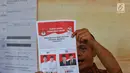 Petugas KPPS menunjukkan surat suara Pilpres 2019 saat penghitungan di TPS 02 Selong, Kebayoran Baru, Jakarta Selatan, Rabu (17/4). Ada satu surat suara tidak sah di TPS tempat cawapres nomor urut 02 Sandiaga Uno ini mencoblos. (Liputan6.com/JohanTallo)