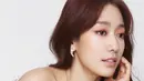 Di foto berikutnya, Park Shin Hye mengenakan pakaian model cut of shoulder berwarna putih. Dengan riasan mata bernuansa pinky pastel dan lipstick berwarna pink soft. (Elle/Bintang.com)