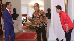 Atlet bulu tangkis, Liliyana Natsir menemui Presiden Joko Widodo didampingi Menpora Imam Nahrawi di Istana Merdeka, Jakarta, Selasa (29/1). Liliyana, yang telah memutuskan pensiun sebagai atlet bulu tangkis, berpamitan kepada Jokowi. (Liputan6.com/HO/Ran)