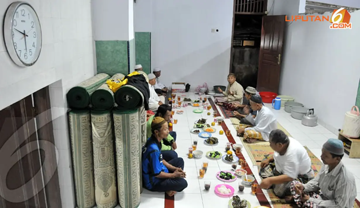 Walapun letaknya yang hampir menyatu dengan rumah-rumah penduduk di sekitarnya, tidak banyak aktivitas keagamaan Ramadhan yang ada di masjid tersebut. (Liputan6.com/Abdul Aziz Prastowo)